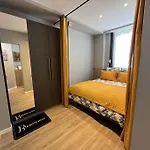 Flat Apartment *